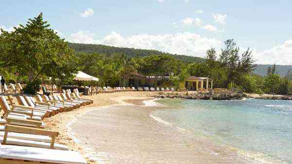 Bamboo Blu Beach Club Jamaica Mammee Bay - beach loungers white sand turquoise water